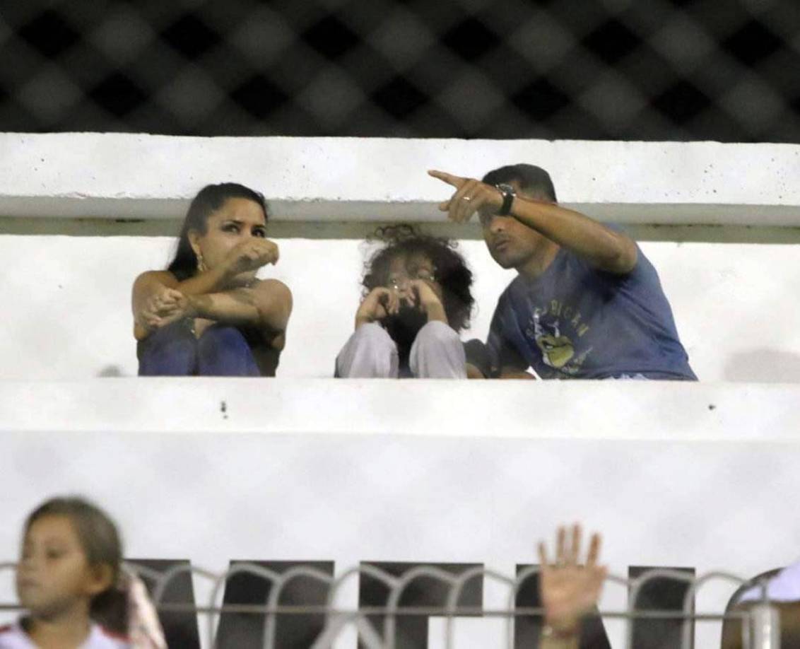 El exportero del Olimpia, Noel Valladares, asistió con su familia a ver el partido frente al Honduras Progreso.