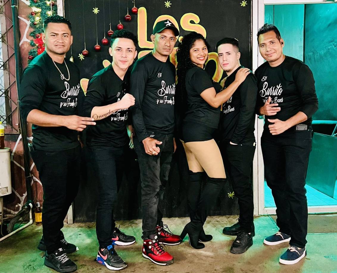 <b>EL BURRITO Y SU FAMILY BAND</b>Una tarde llena de música en vivo y el mejor ambiente de la ciudad ofrece Soccer Sport Bar este domingo con la gran orquesta nacional. La fiesta comienza desde las 3:00 pm, y la a entrada tiene un costo de 150 lempiras.