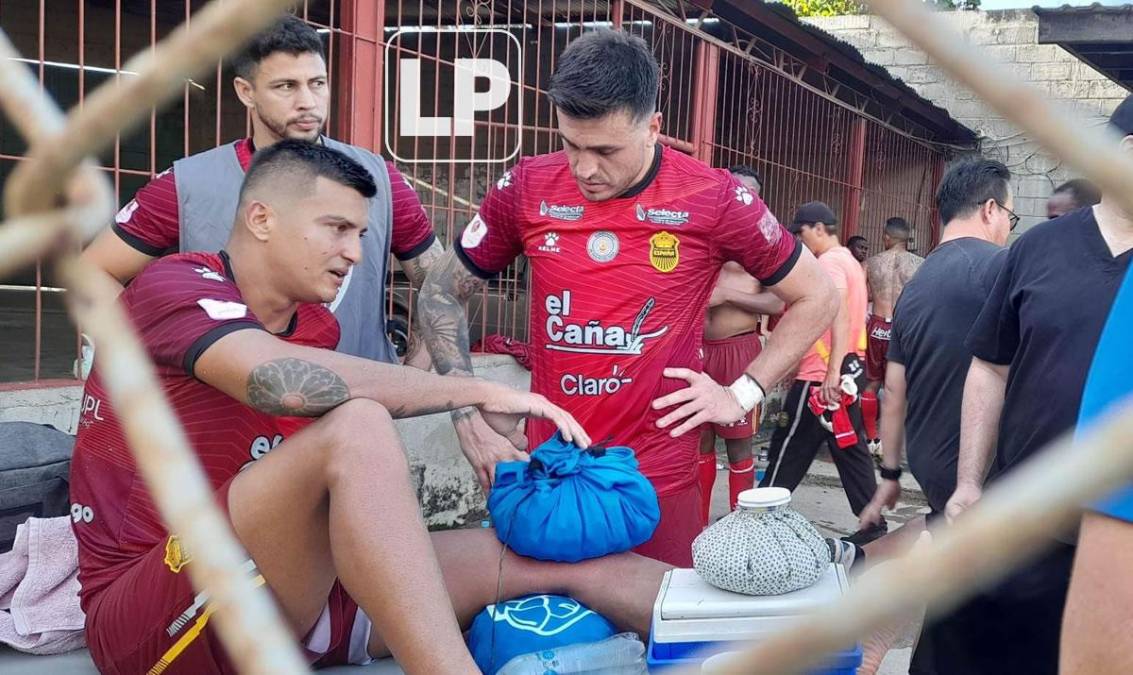 Ramiro Rocca se preocupó por su compañero Heyreel Saravia, quien tuvo que ponerse mucho hielo en su rodilla izquierda.