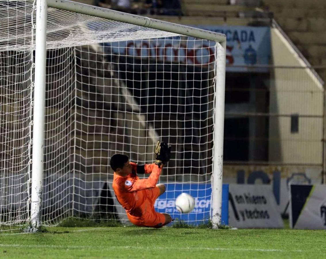 Así detuvo Jonathan Rougier el penal de Diego Rodríguez.