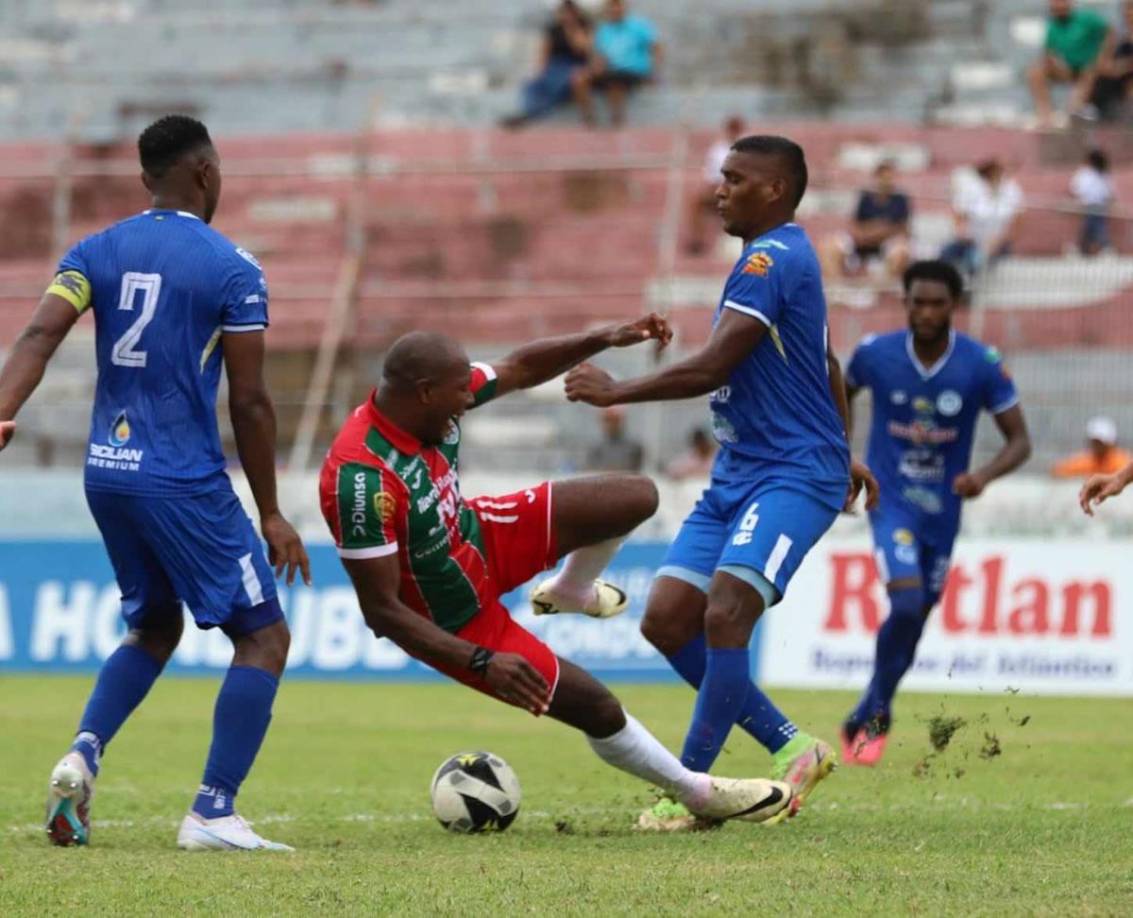 Brayan Beckeles tumba al ecuatoriano Juan Anangonó, que sigue sin poder marcar en la Liga Nacional.