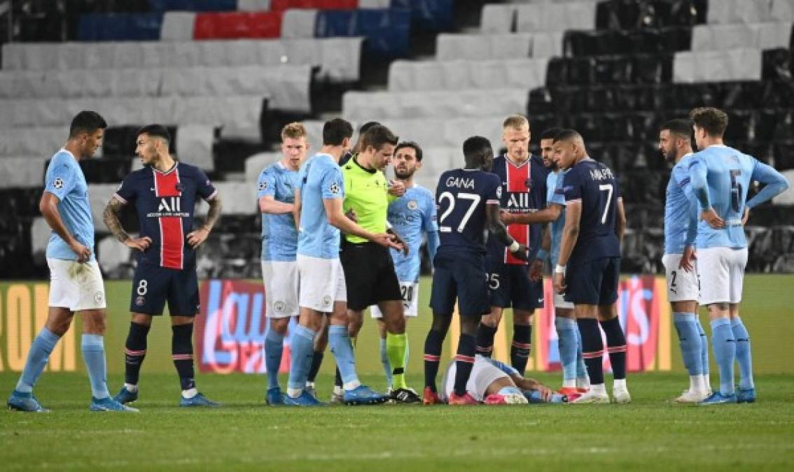 Los jugadores del PSG reclamaron la decisión del árbitro Felix Brych.