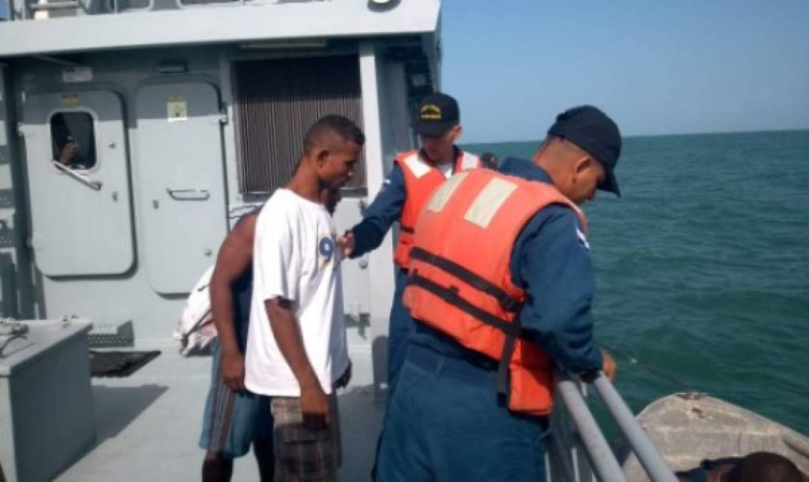 Los primeros sobrevivientes del naufragio de la embarcación Capitán Waly tocó tierra firme después de casi dos días a la interperie en alta mar.