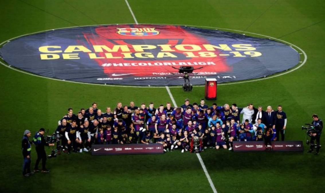 La foto posada de los jugadores del Barcelona con sus hijos y el trofeo de campeones de la Liga Española. Foto EFE