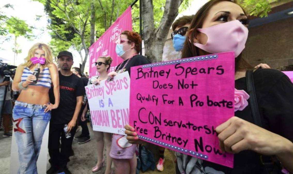 Los fanáticos y partidarios de Britney Spears se reúnen afuera del Palacio de Justicia del Condado en Los Ángeles, California, el 23 de junio de 2021, durante una audiencia programada en el caso de tutela de Spears.