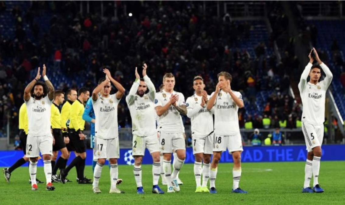 Los jugadores del Real Madrid celebrando la victoria y agradeciendo el apoyo de los aficionados que viajaron a Roma.