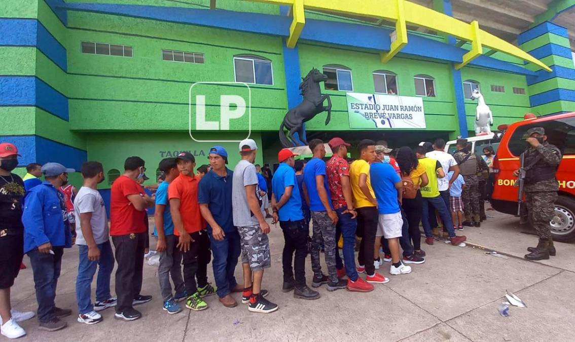 Largas filas se hicieron para ingresar al estadio Juan Ramon Brevé Vargas para el partido Olancho FC-Motagua.