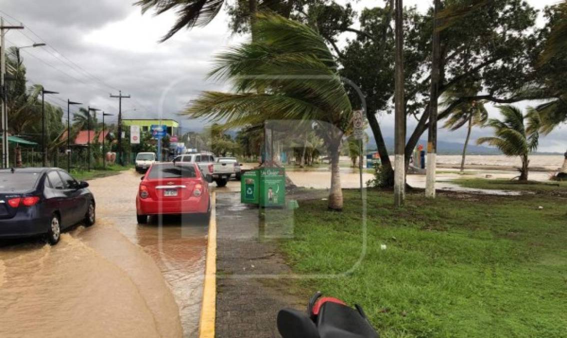 Las lluvias del huracán Eta provocaron este lunes que las calles de la zona turística de Puerto Cortés se inundaran.