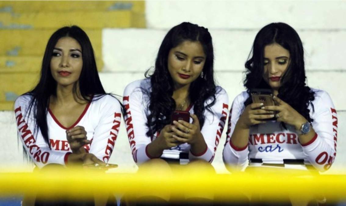 Bellas chicas en el estadio Morazán.