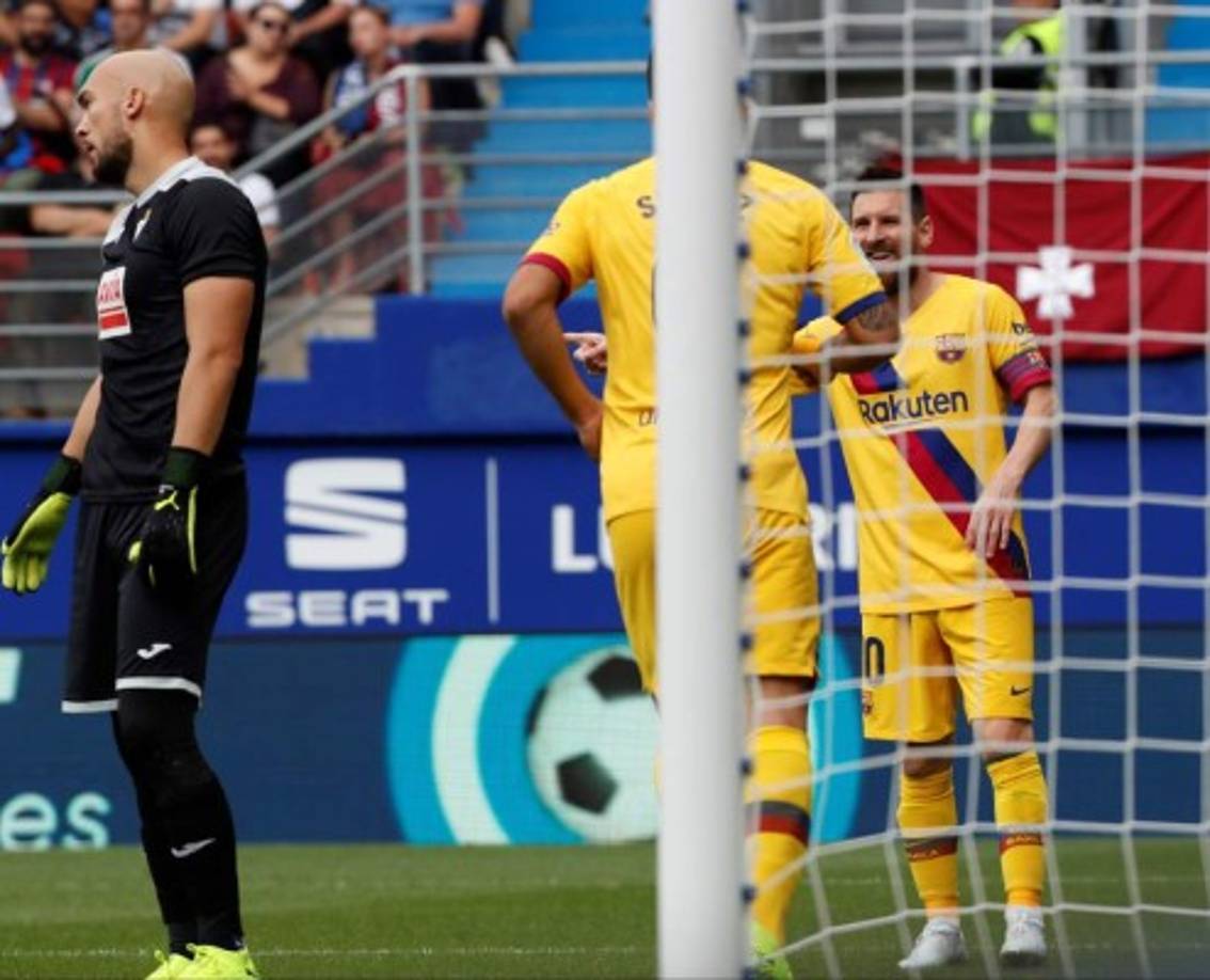 Lionel Messi celebró con Luis Suárez su anotación.