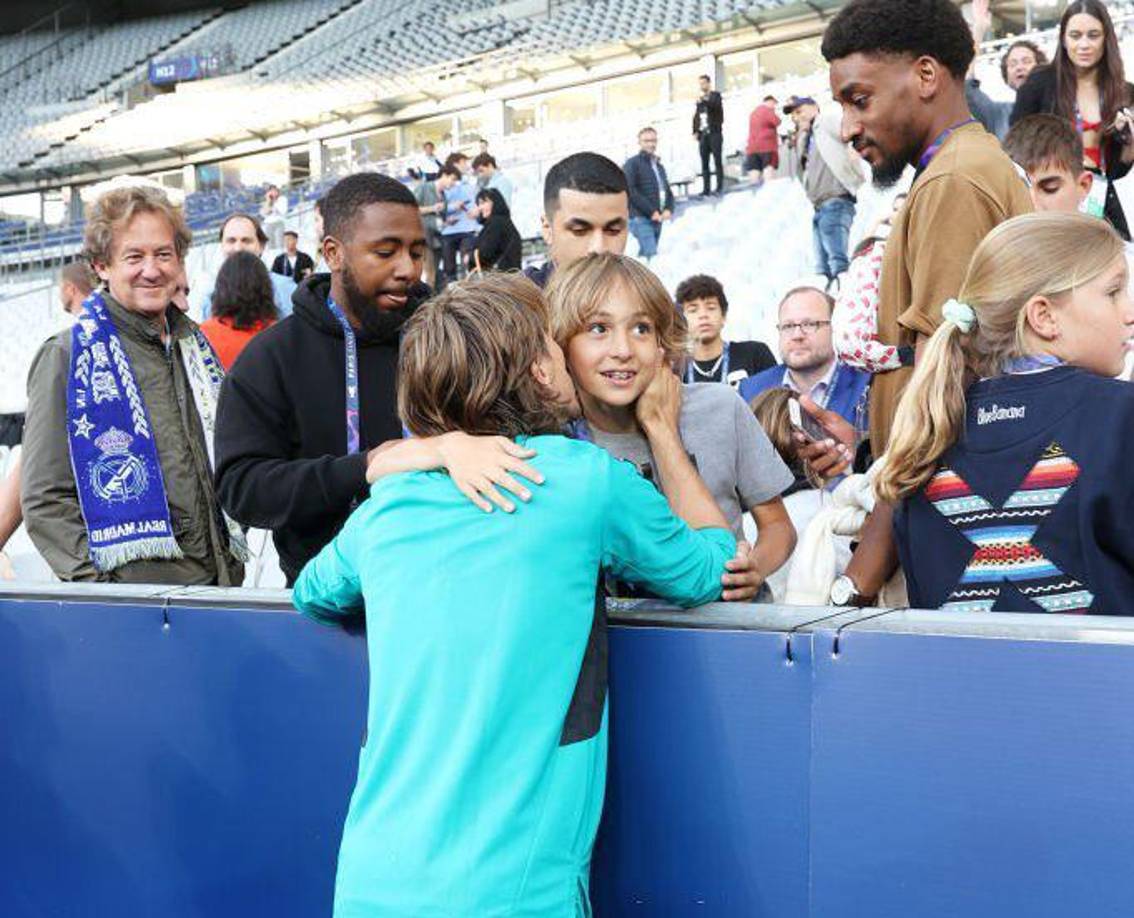 Luka Modric besando a su hijo, aprovechando el tiempo que se les dio para compartir con los familiares.