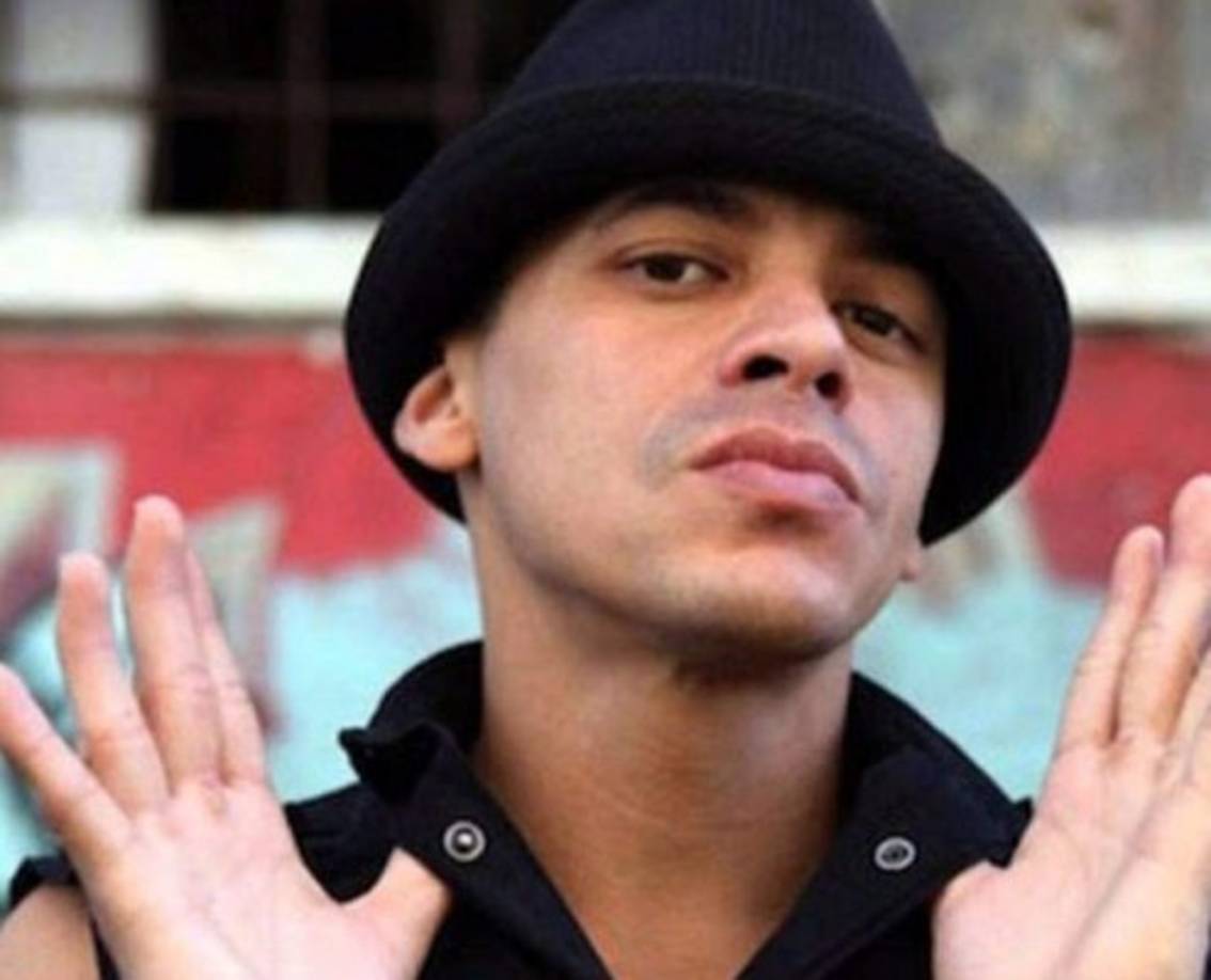 Es considerado el pionero del rap en español. Tuvo grandes éxitos como 'Explosión', 'El Filósofo', 'La recta final', 'Me acuerdo' entre otras.