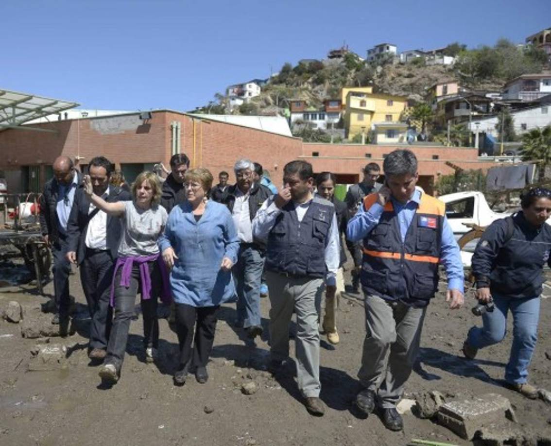 La presidenta Michelle Bachelet recorrió las zonas afectadas tras el terremoto y el tsunami.