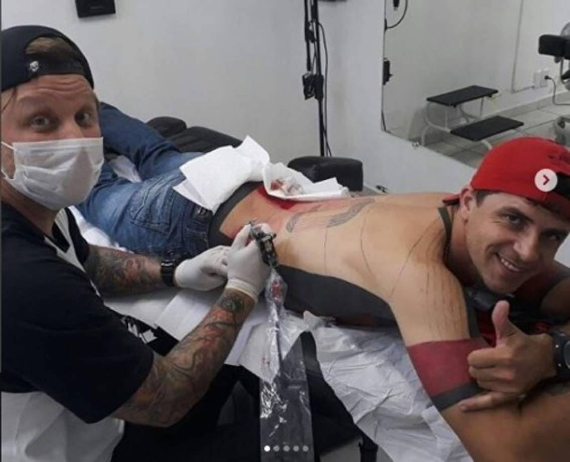 Cuando acude al estadio a ver los partidos de su amado Flamengo, Dos Anjos presume el extraordinario tatuaje en honor al equipo que sigue en la liga brasileña.