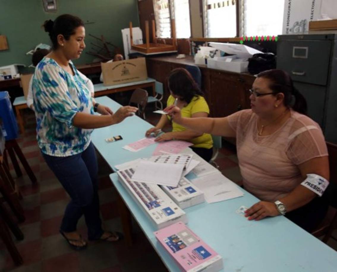 Las mesas receptoras reciben a los votantes.