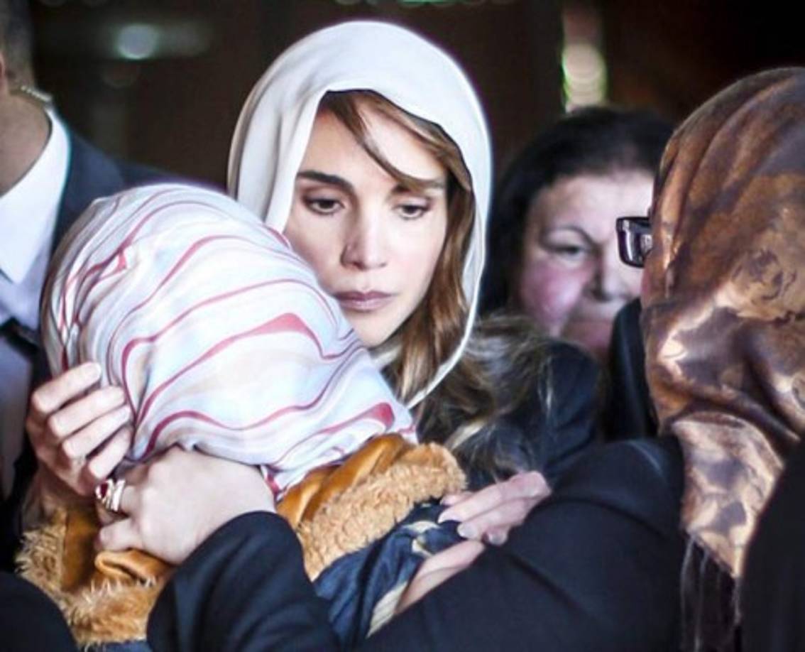 La reina Rania mientras consolaba a la esposa del piloto Maaz al-Kassasbeh.