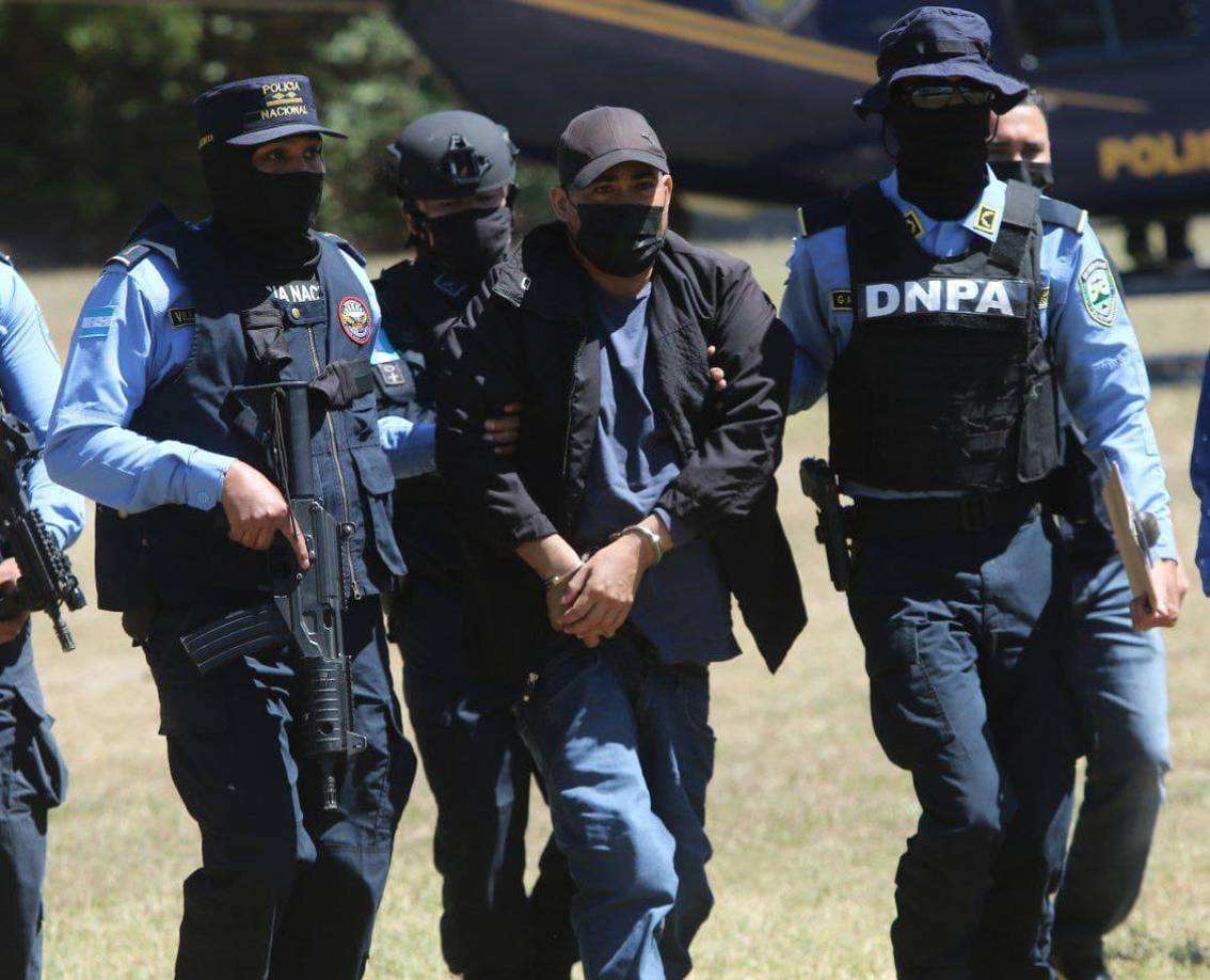 Se desconoce desde cuándo existía una orden de captura contra el hondureño, que fue resguardado por agentes en Tegucigalpa tras ser trasladado en helicóptero. Las autoridades de Honduras intensifican este tipo de operativos por el riesgo de fuga o de un ataque criminal. 