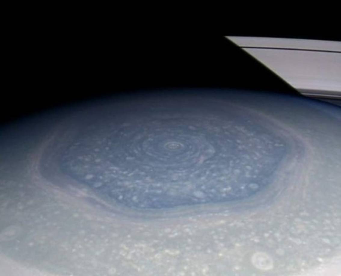 EL HEXÁGONO DE SATURNO<br/>Con un tamaño cuatro veces el de la Tierra, esta curiosa formación alrededor del polo norte del planeta de los anillos, todavía desconcierta a los científicos planetarios. Lo único que se sabe es que se trata de una especie de tormenta con un remolino en su interior. Sin embargo, la razón por la que tiene esa forma sigue siendo una pregunta sin respuesta.