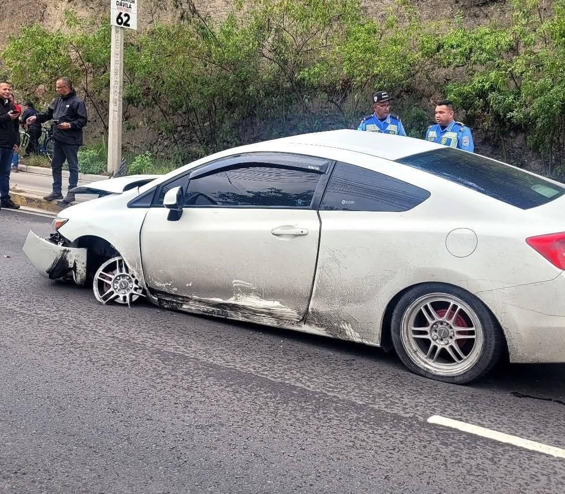 Atropella a motociclista y huye; militares lo capturan y se duerme en la patrulla