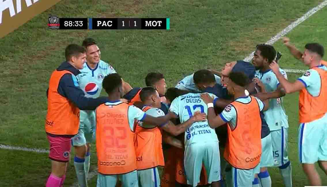 El festejo de los jugadores del Motagua tras el gol marcado por Eddie Hernández.