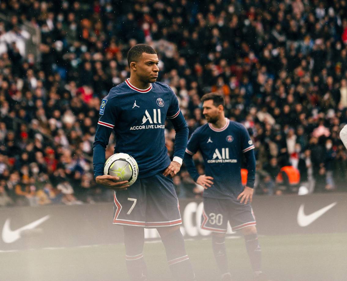 Mbappé finaliza contrato con el PSG el próximo 30 de junio y cuando todos daban como un hecho su salida al Real Madrid, parece que ahora el joven atacante analiza seguir en el club francés.