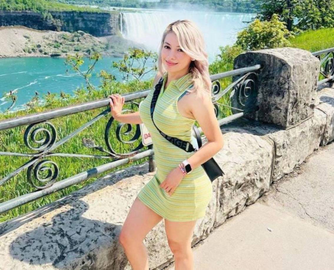 La joven en sus redes sociales suele publicar sobre sus viajes y día a día, robándole el corazón a muchos por su belleza.