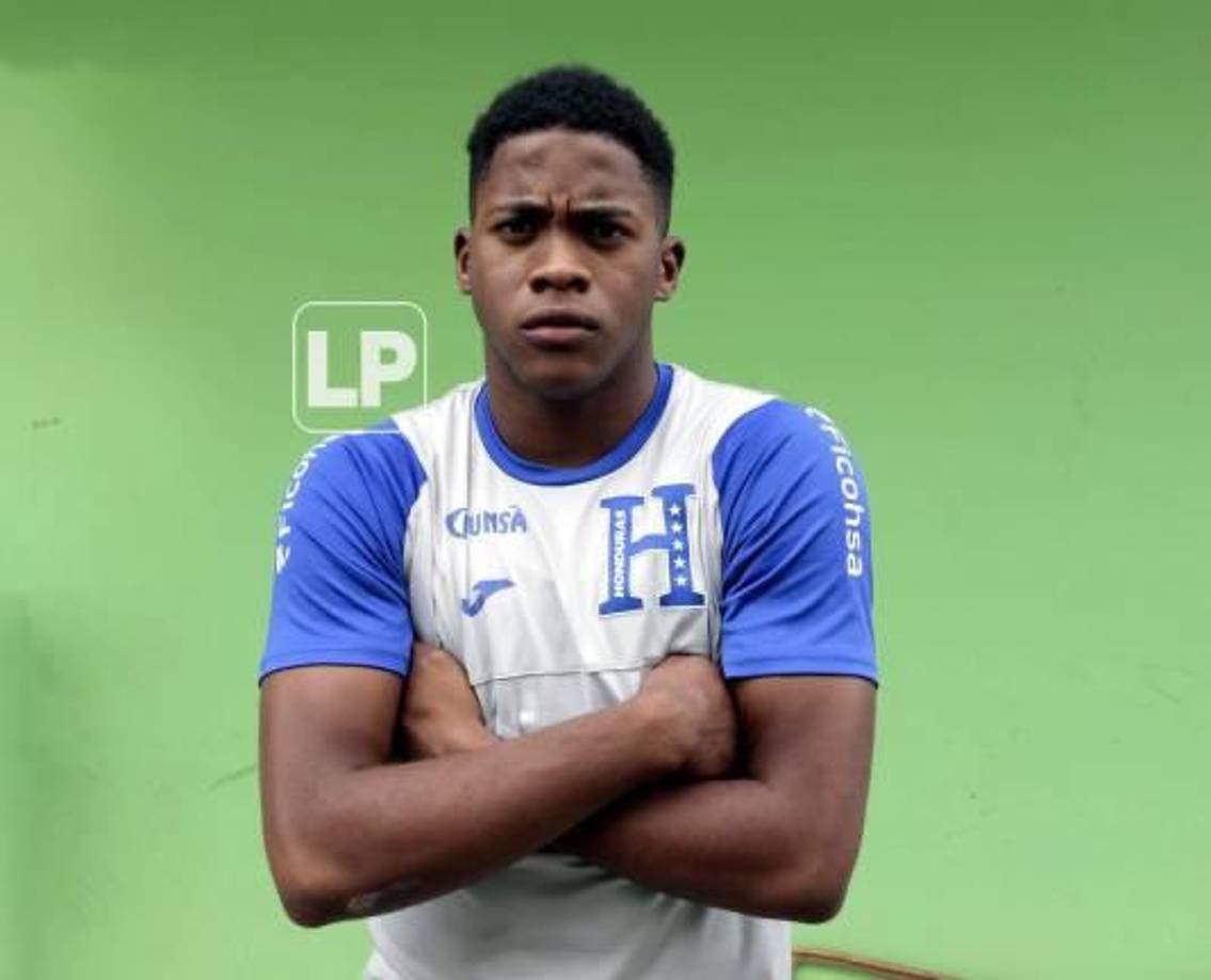 Exon Saturnino Arzú Suazo, juega de delantero en el Real España y nació el 19/05/2004 en Balfate, Colón.