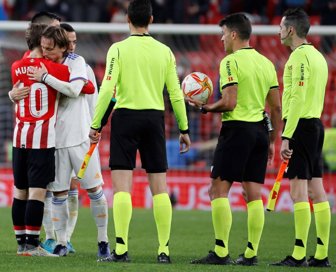 ¡Abrazo de 10! Luka Modric e Iker Muniain se saludaron al final del partido.