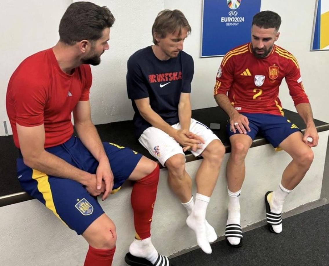 Luka Modric se reencontró con sus compañeros en el Real Madrid, Dani Carvajal y Nacho Fernández después del partido y se quedaron charlando en el estadio de Berlín.