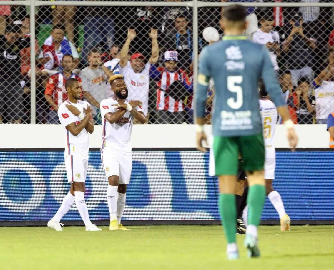 Así celebró Jerry Bengtson con Jorge Benguché su gol ante el Marathón.