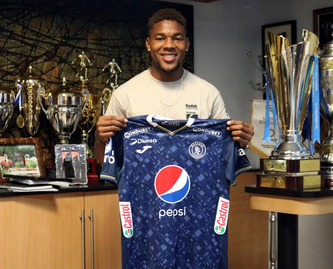 Yeison Mejía - El Motagua hizo oficial el sonado fichaje del extremo derecho que vuelve al país tras un corto paso por el Sporting Kansas City de Estados Unidos, pero hay polémica con su llegada al Ciclón Azul.