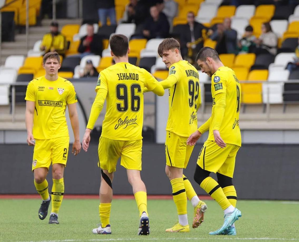 La federación de ese país encontró evidencia de que el equipo de Soligorsk estimuló financieramente a los equipos contrarios para ganar los partidos y, por lo tanto, lo castigó con destronarlo del título de campeón.