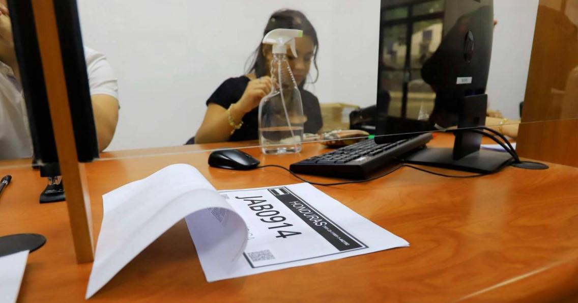 Nueve meses con placas de papel; IP no da respuestas