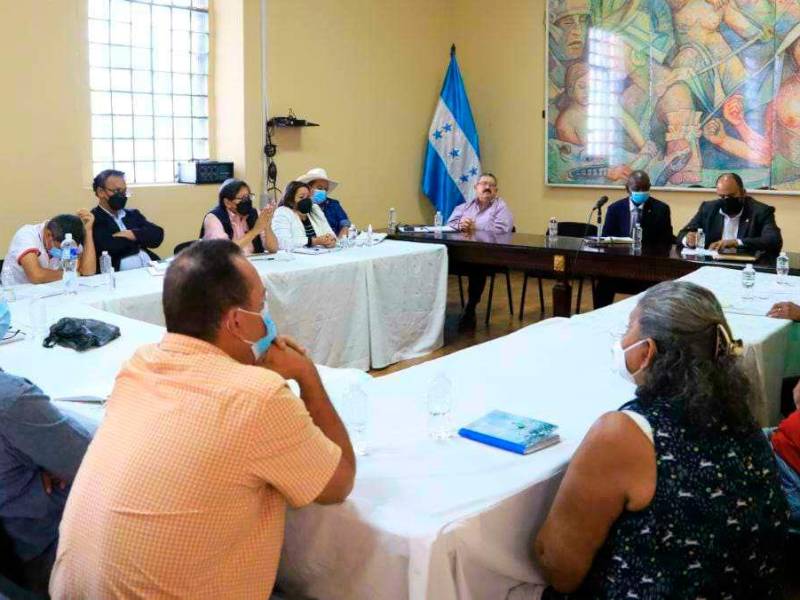 <b><span class=mln_uppercase_mln>Trabajo.</span></b> Los campesinos en reunión con diputados de la comisión ayer en el Congreso Nacional.<span class=mln_uppercase_mln> </span>