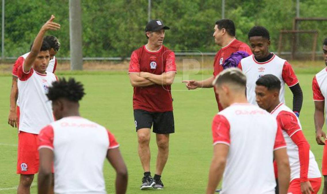 El Olimpia regresa a la Liga Concacaf y este jueves se enfrenta al Municipal de Guatemala por la ida de octavos de final. Los albos buscarán sacar un resultado positivo en condición de visitante y su entrenador Pedro Troglio confirmó el 11 titular.