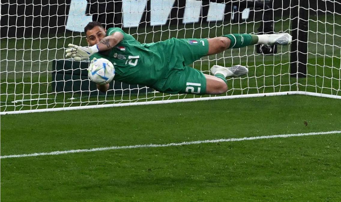 Gigi Donnarumma volando para detener un disparo de Messi.