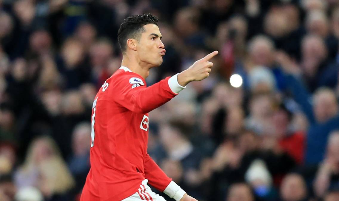  Cristiano Ronaldo le ha solicitado al Manchester United que se le permita dejar negociar con otro club en este mercado de pases. Tras la noticia, el Chelsea se le ha ofrecido a CR7 por lo que se ilusiona con tener al crack luso en sus filas.