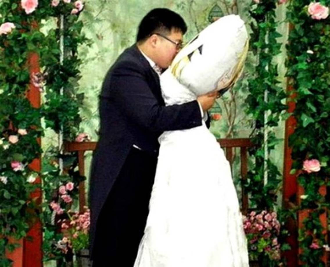 Este hombre se enamoró no de sus sueños, sino de su almohada. El joven coreano se casó con su dakimaura, una almohada con cuerpo de chica en la que aparece pintado un personaje de manga, en este caso Fate Testarossa del cómic japonés Mahou Shoujo Lyrical Nanoha.