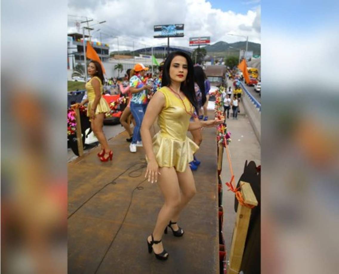 Bellas jóvenes adornan las carrozas.