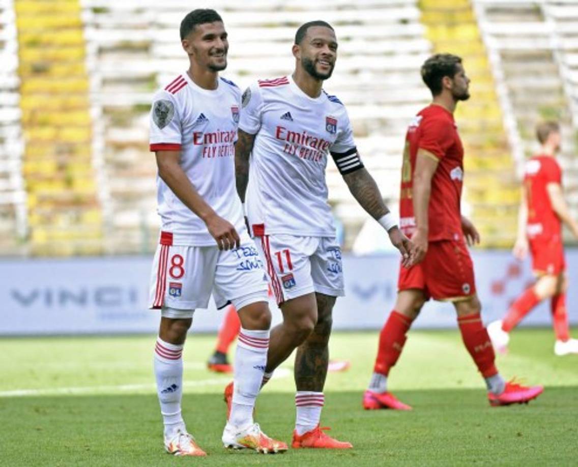 Ni Memphis Depay ni Houssem Aouar abandonarán el Olympique de Lyon este verano, según ha asegurado RMC (Radio Monte-Carlo). Las negociaciones que el conjunto francés mantenía con Barcelona y Arsenal han finalizado definitivamente. Ambos jugadores formaron parte de los entrenamientos de este sábado y entraron en la convocatoria para el partido de Ligue 1 del domingo contra el Olympique de Marsella.