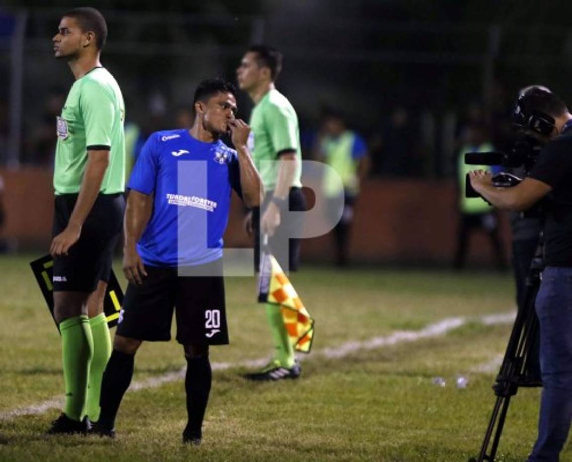 Jorge 'Ñangui' Cardona volvió al Honduras Progreso y antes de entrar de cambio en el segundo tiempo mandó un besito a las cámaras.