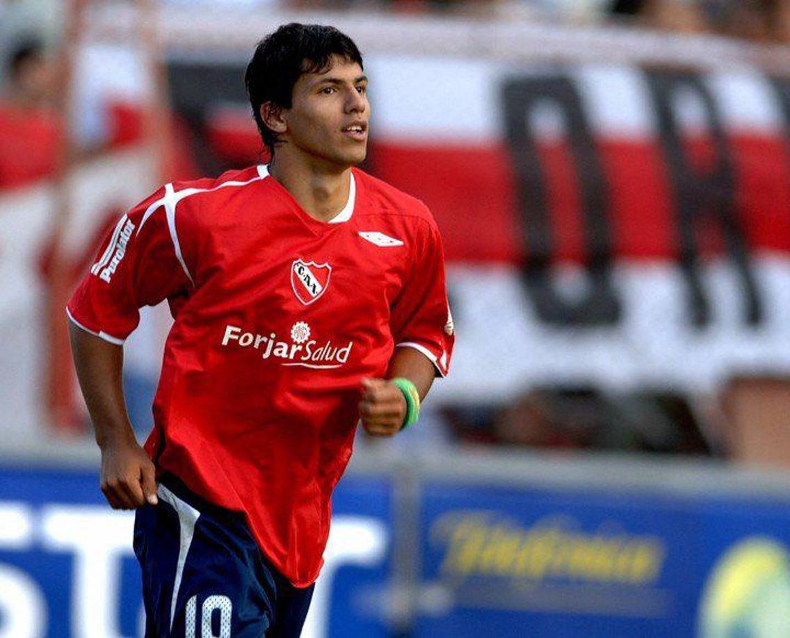 El surgido en Independiente cruzó el umbral de leyenda al retirarse este día como futbolista del Barcelona. En sus inicios, el delantero deslumbró a su corta edad. A los 16 años ya hacía goles en el campeonato argento.