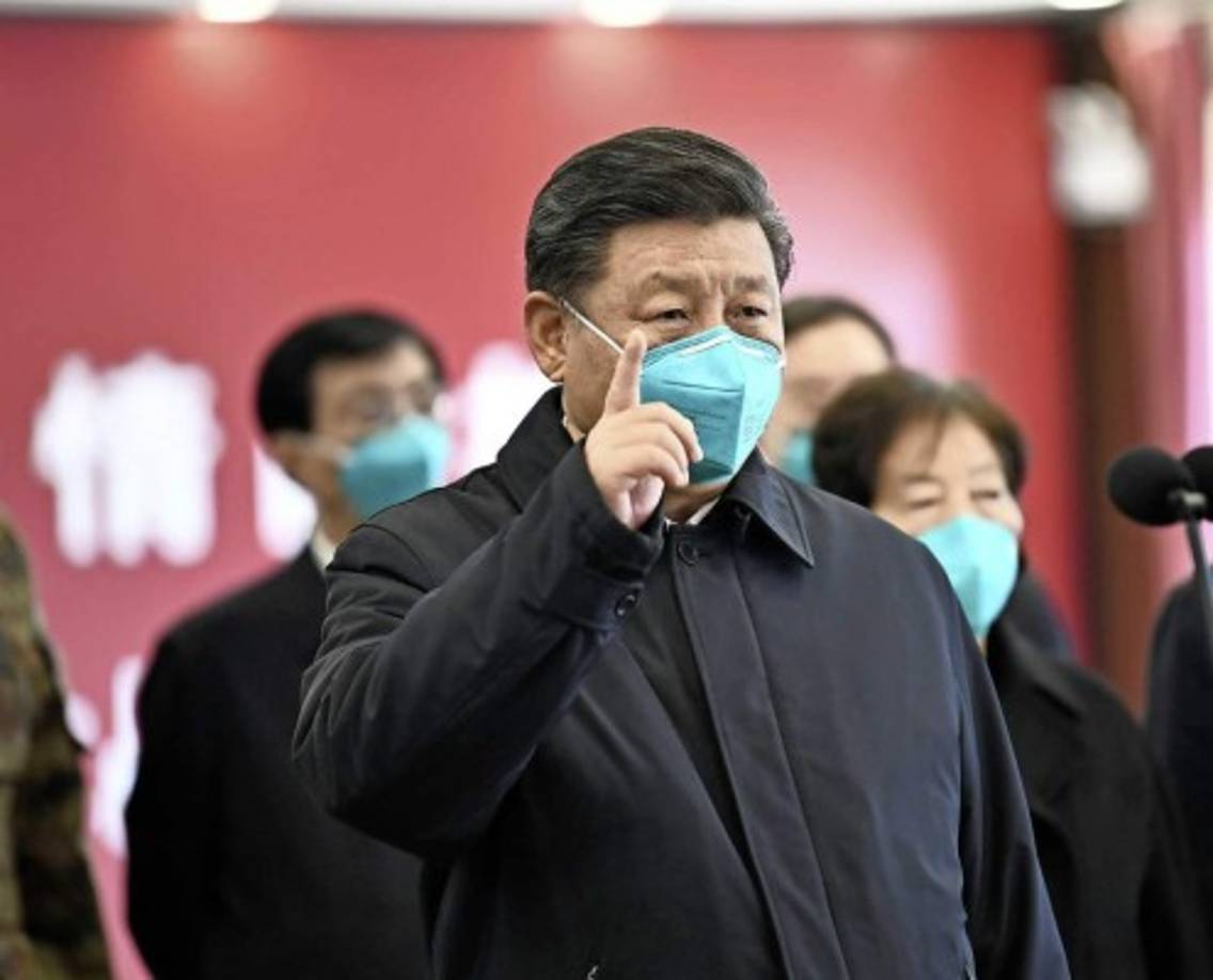 Además, afirma que la información sobre los portadores asintomáticos de la enfermedad fue “mantenida en silencio” por el estado chino liderado por Xi Jinping.