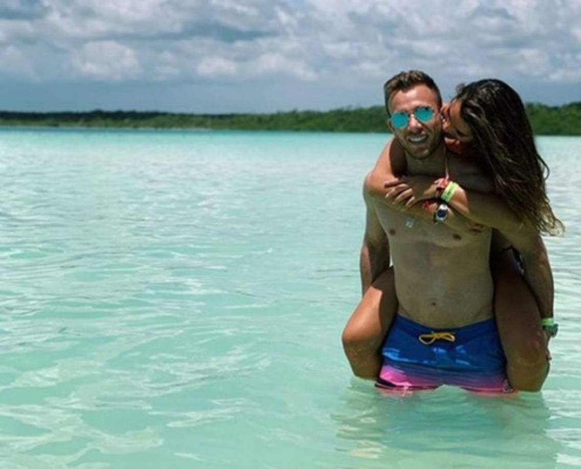 Arthur Melo, mediocampista brasileño del Barça, con su pareja en la playa.