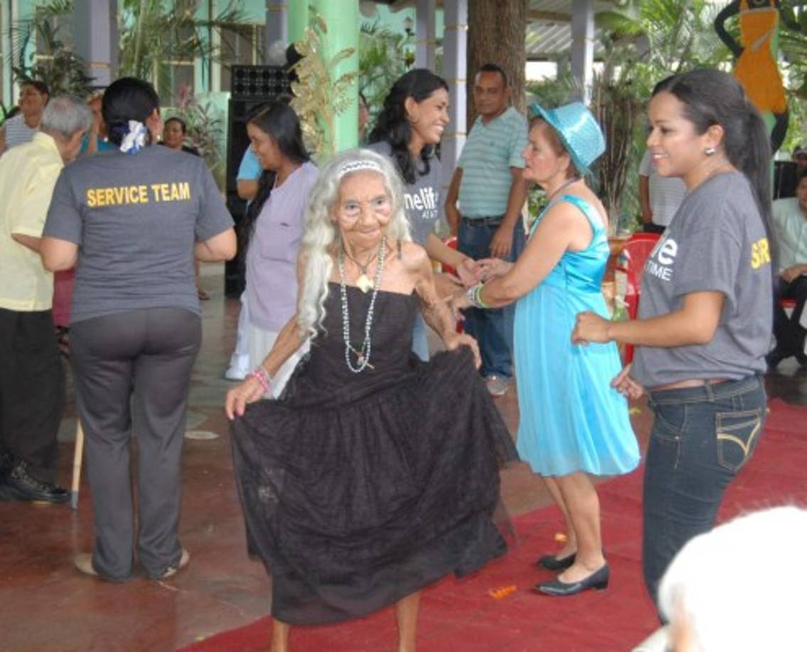 Las abuelitas fueron maquilladas y lucieron sus mejores galas para celebrar el Día del adulto mayor.