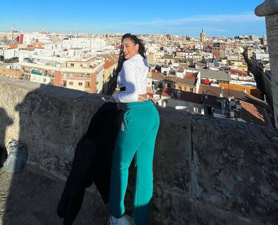 Otro de los pasatiempos favoritos de la chica es viajar. Ha tenido oportunidad de viajar a España. 