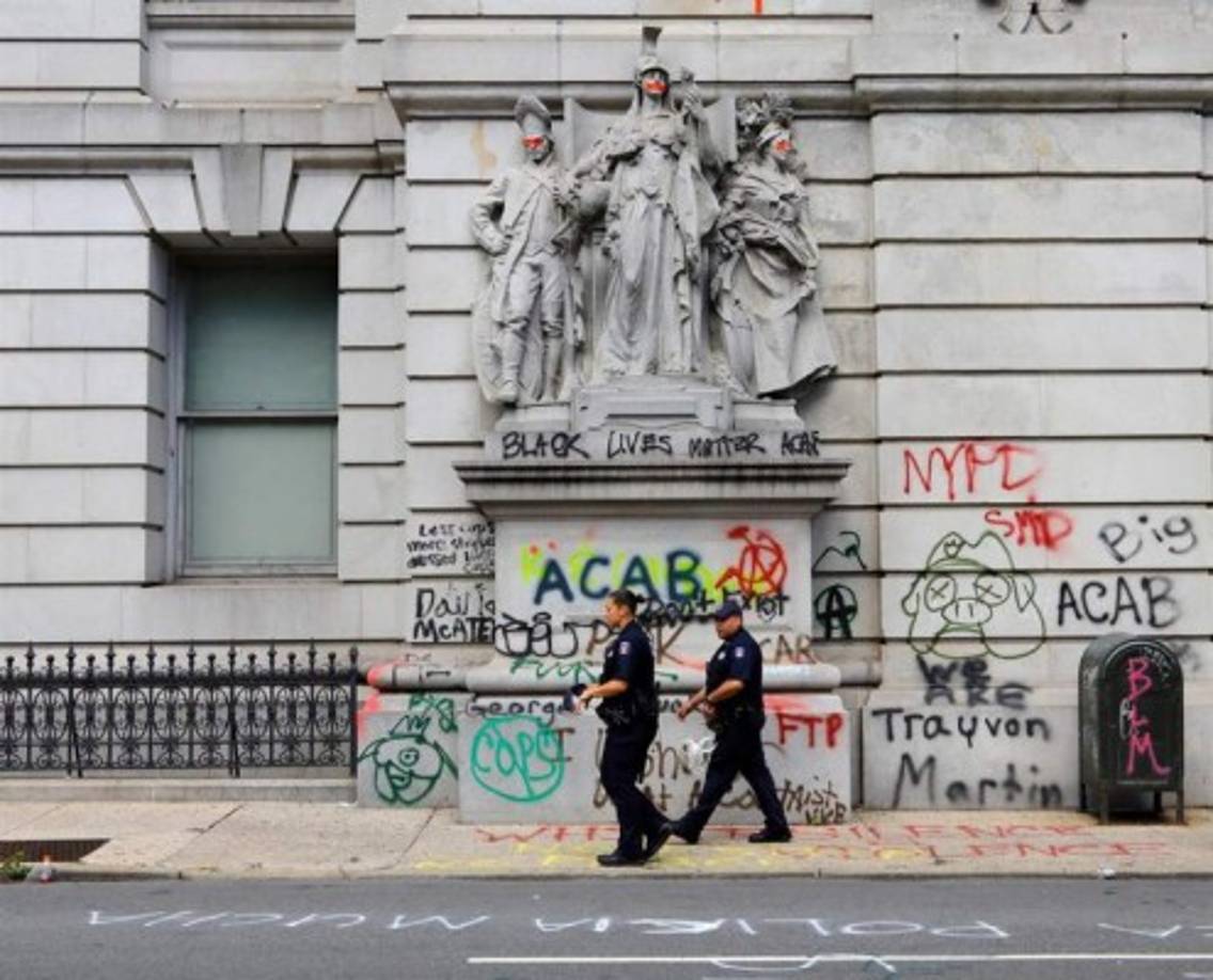 El jefe de departamento de la Policía de Nueva York, Terence Monahan, calificó el lunes estas reformas legales, incluido un recorte de 1.000 millones de los presupuestos del cuerpo de seguridad, de 'demenciales', y agregó que hay una 'animosidad tremenda' contra la policía y que 'prácticamente' todo el mundo con el que tratan los agentes durante una detención 'busca luchar' contra ellos.