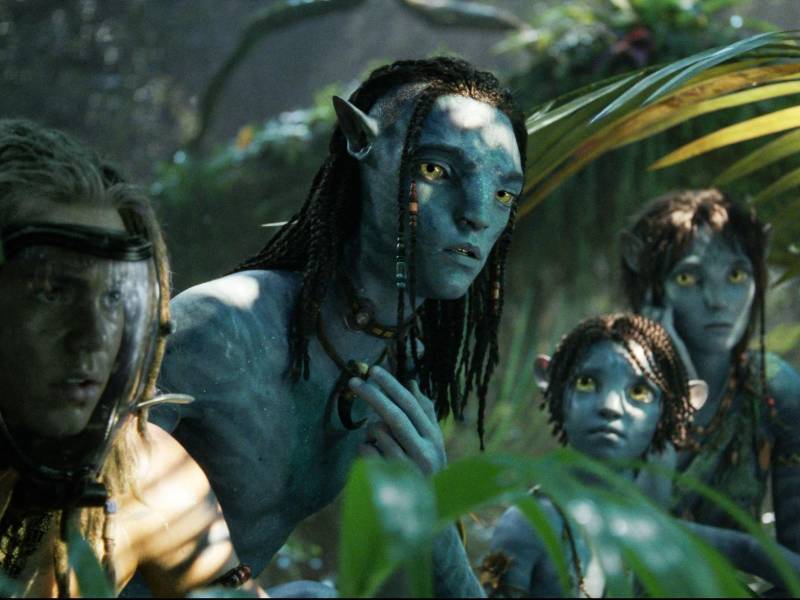 (De izquierda a derecha) Spider (Jack Champion), Lo’ak (Britain Dalton), Tuk (Trinity Bliss) y Kiri (Sigourney Weaver) en AVATAR: FUEGO Y CENIZAS.