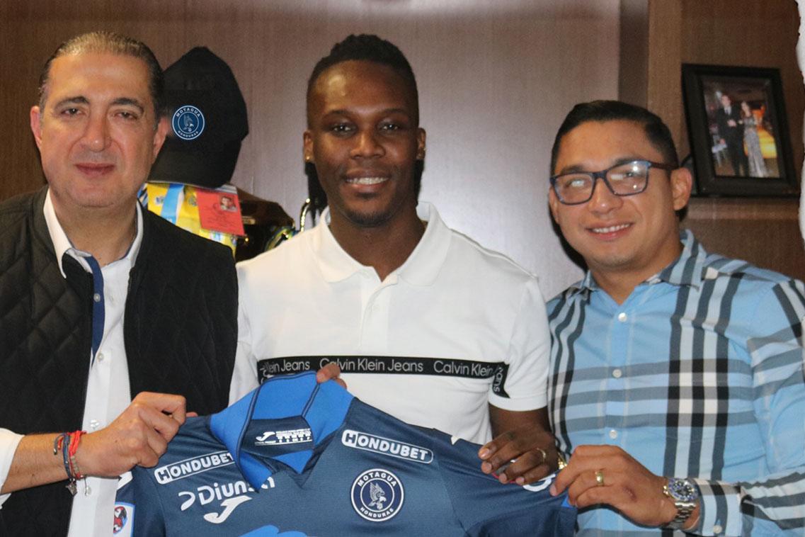 Rubilio Castillo junto al presidente Pedro Atala y el director deportivo Emilio Izaguirre.