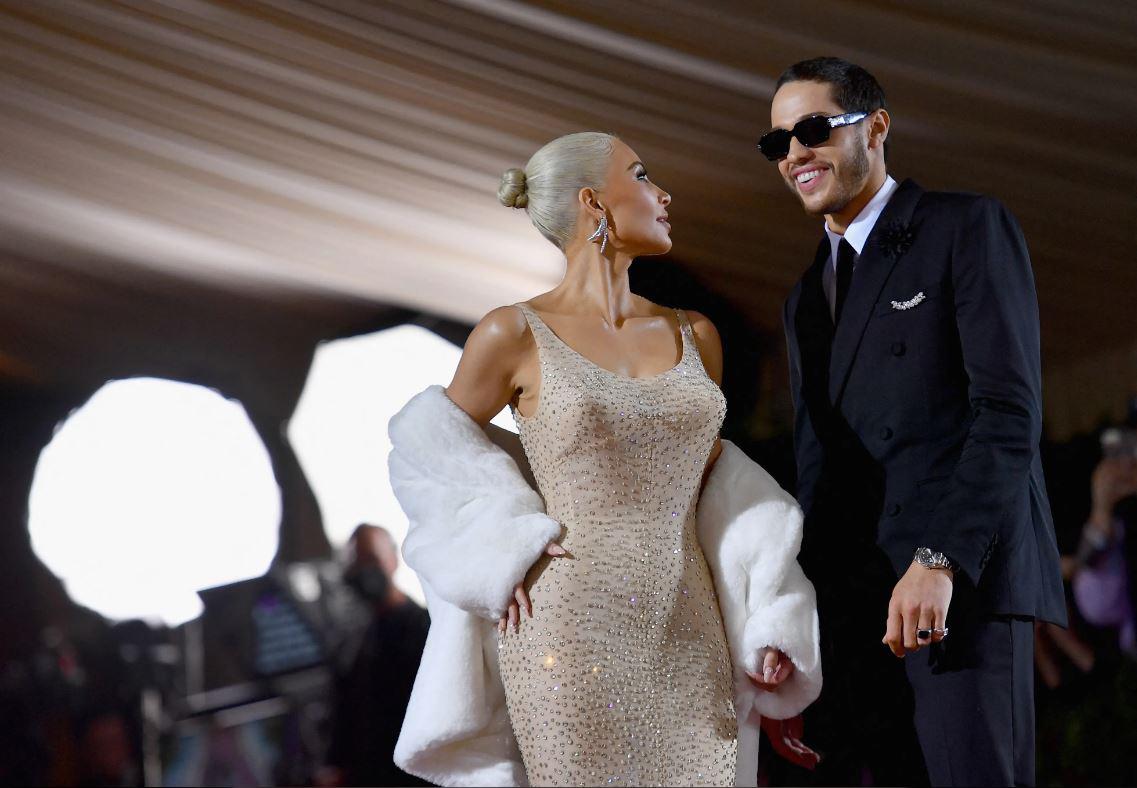 Kim Kardashian y su novio Pete Davidson en la reciente Gala MET.